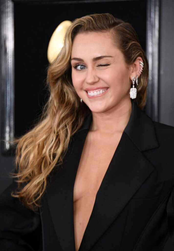 naked Miley Cyrus tits bikini big boobs fdt45