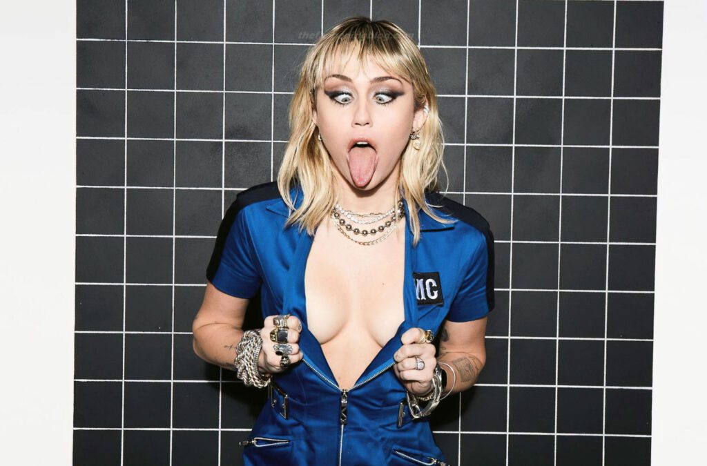 naked Miley Cyrus tits bikini big boobs seducing ser43
